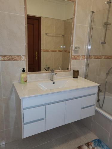 un baño con lavabo y espejo en Casa da Laranjeira, en Alvor
