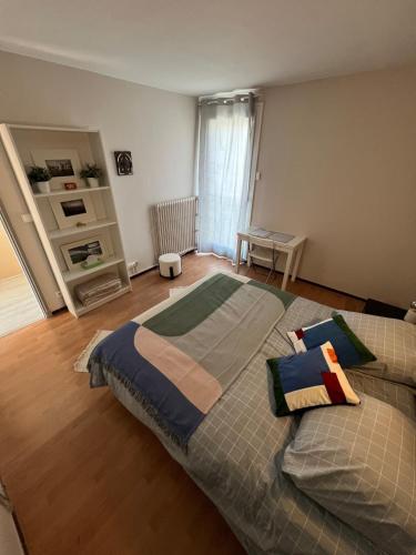 une chambre avec un grand lit avec des oreillers dessus dans l'établissement Les Grillons 3 bedroom house, à Balaruc-les-Bains