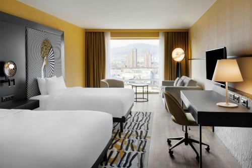 Un ou plusieurs lits dans un hébergement de l'établissement Renaissance Zurich Tower Hotel