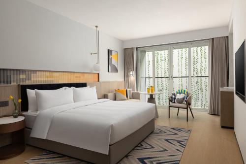 Postel nebo postele na pokoji v ubytování voco Lianyungang Haizhou Bay by IHG