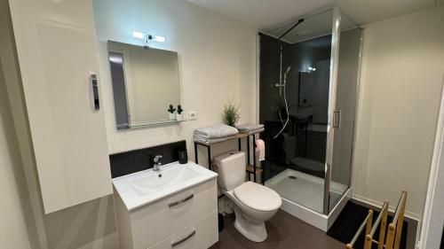 une salle de bain avec toilettes, lavabo et douche dans l'établissement My Agradi, Maison de village, à Les Martys