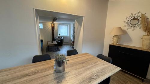 une salle à manger avec une table en bois et un salon dans l'établissement My Agradi, Maison de village, à Les Martys