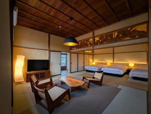 佐渡市にあるKanai Seiyoukan - Vacation STAY 98114vのベッドルーム1室(ベッド2台、薄型テレビ付)
