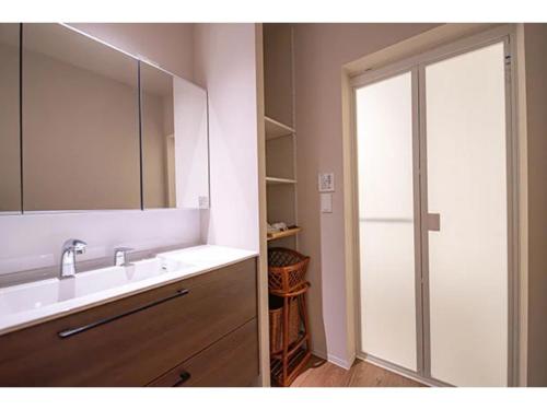 佐渡市にあるKanai Seiyoukan - Vacation STAY 98114vの洗面台と鏡のあるバスルーム
