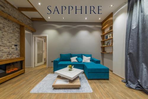 Una sala de estar con un sofá azul y una chimenea. en Max Luxury Apartments, en Belgrado