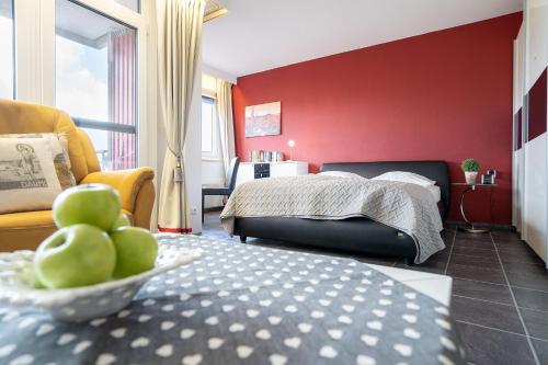 a bedroom with a bed and a bowl of apples at Berolina Balkonfeuer in Dahme