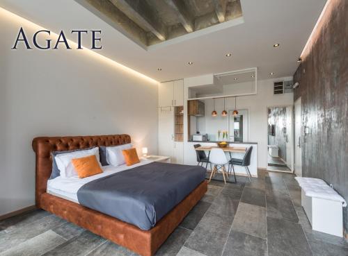 Un dormitorio con una cama y un comedor. en Max Luxury Apartments, en Belgrado