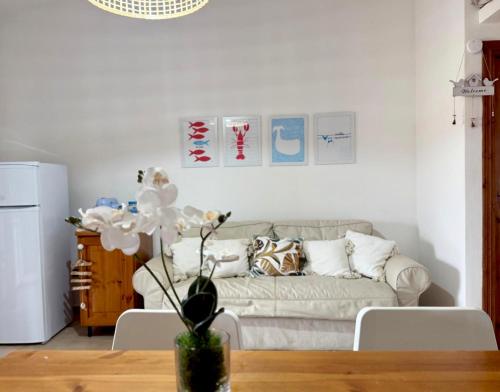 a living room with a couch and a table at Casa vacanza tra il mare e il centro di San Teodoro in San Teodoro