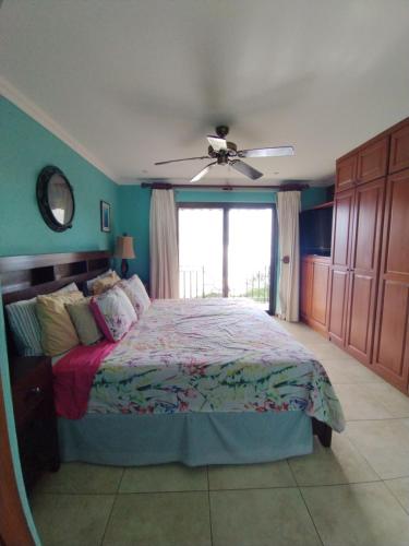 Una cama o camas en una habitación de Incredible Ocean View & Sunset