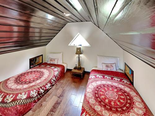 Postel nebo postele na pokoji v ubytování SabaiDii Guesthouse A & B