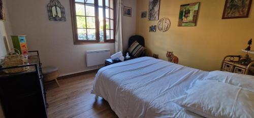 une chambre avec un grand lit dans une pièce dans l'établissement Très jolie maison Languedocienne, au Cap d'Agde