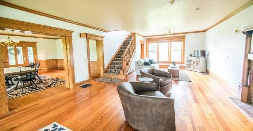 Χώρος καθιστικού στο Nature Valley Farm- 2BD/1BA on private 53 acres