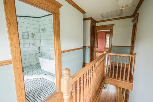 Ένα μπάνιο στο Nature Valley Farm- 2BD/1BA on private 53 acres