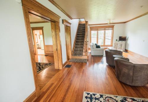 Χώρος καθιστικού στο Nature Valley Farm- 2BD/1BA on private 53 acres