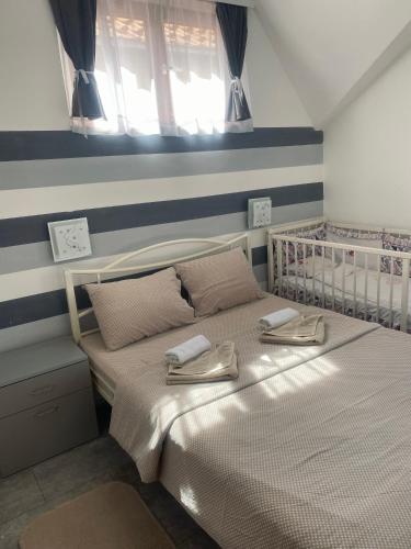 Un dormitorio con una cama con dos servilletas. en Casa AngelinaAndrea, en Bukorovac