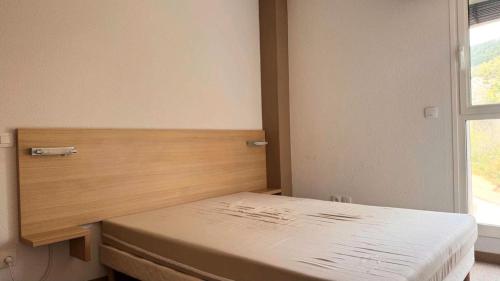 - une petite chambre avec un lit et une fenêtre dans l'établissement Résidence Balcon Du Canigou - T2 dans la résidence Les Balcons du Canigou MAE-2761, à Vernet-les-Bains
