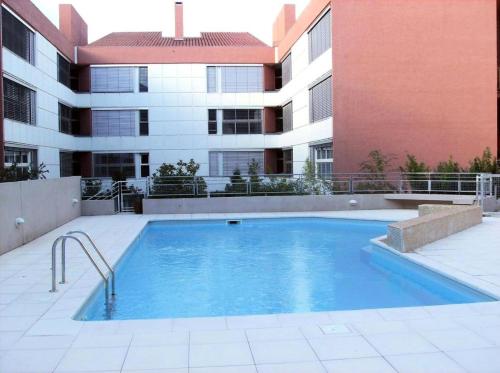 une piscine devant un immeuble dans l'établissement Résidence Balcon Du Canigou - T2 dans la résidence Les Balcons du Canigou MAE-2761, à Vernet-les-Bains