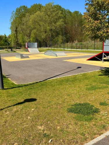 a skate park with a skateboard ramp in a park at L'écrin des Forges maison cosy 1 à 6 voyageurs in Cousancelles