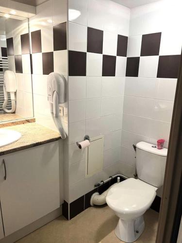 une salle de bain avec toilettes et un téléphone mural dans l'établissement Résidence Balcon Du Canigou - T2 dans la résidence Les Balcons du Canigou MAE-2781, à Vernet-les-Bains