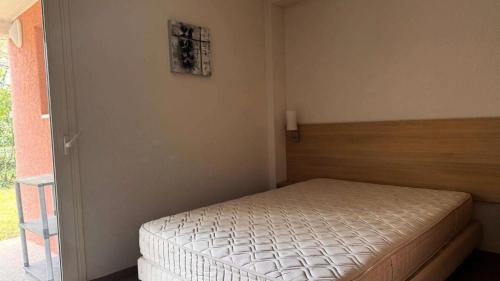 une chambre avec un lit dans une pièce avec une fenêtre dans l'établissement Résidence Balcon Du Canigou - T3 dans la résidence Les Balcons du Canigou MAE-2791, à Vernet-les-Bains