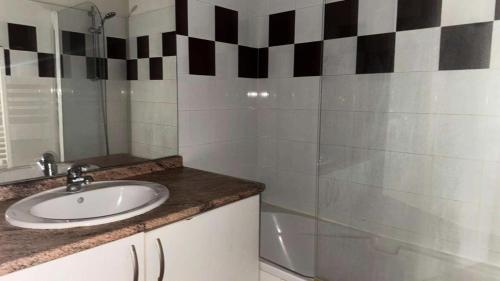 une salle de bain avec un lavabo et une douche en verre dans l'établissement Résidence Balcon Du Canigou - T3 dans la résidence Les Balcons du Canigou MAE-2791, à Vernet-les-Bains