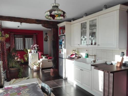 een keuken met een witte koelkast en een spoelbak bij Casa rural Eguzkilore in Etuláin