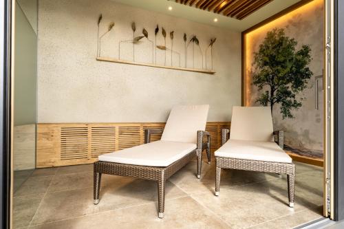 two white chairs sitting in a waiting room at Ferienwohnungen Fasching - Ferienapartments Weitblick in Fischbach