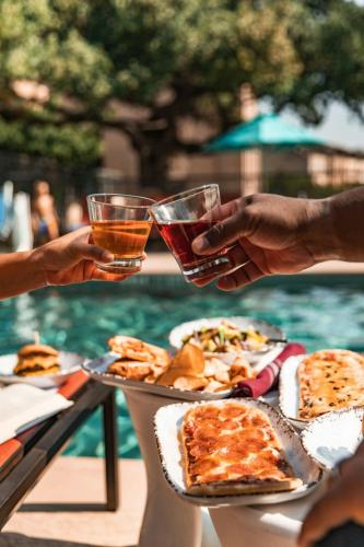 a group of people holding up glasses of drinks at Sheraton Austin Georgetown Hotel & Conference Center in Georgetown