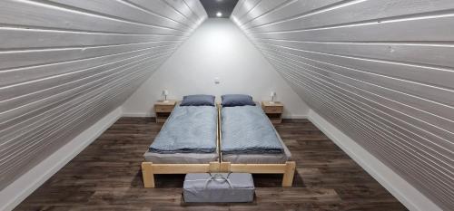 a small bedroom with a bed in a wall at Ubytovanie nad školou in Čierny Blh
