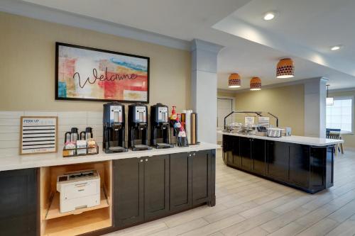 una sala de espera en una tienda con aasteryasteryasteryasteryasteryasteryasteryastery en Sonesta ES Suites San Jose - Airport, en San José