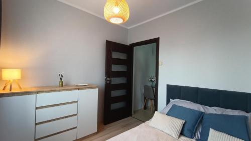 1 dormitorio con 1 cama y escritorio con lámpara en Apartament Park Podzamcze, en Olsztyn
