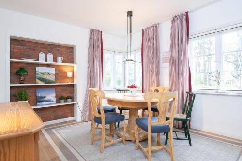 een eetkamer met een tafel en stoelen bij Ferienhaus am Strandwäldchen in Timmendorfer Strand