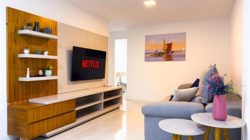 TV a/nebo společenská místnost v ubytování Apartamento em Arraial do Cabo - Vista Mar, Piscina e Churrasqueira Privativa