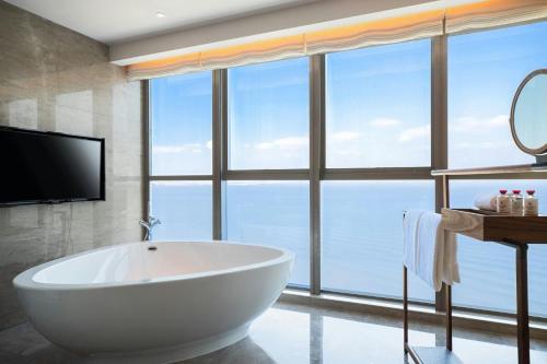 Μια τηλεόραση ή/και κέντρο ψυχαγωγίας στο Yantai Marriott Hotel