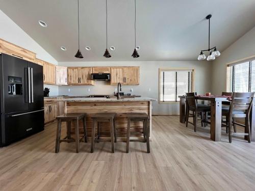 Dapur atau dapur kecil di Fox's Den Fence Lake Home