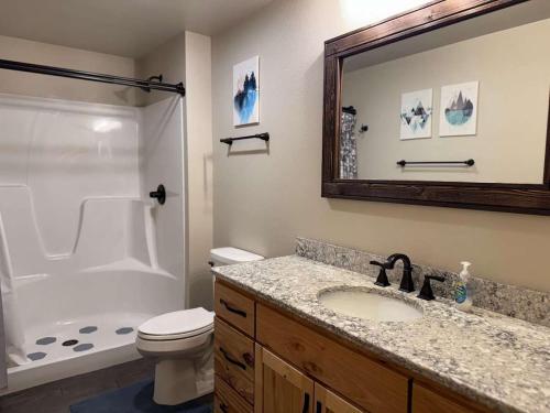 Bilik mandi di Fox's Den Fence Lake Home