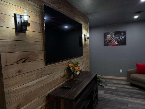 Televisyen dan/atau pusat hiburan di Fox's Den Fence Lake Home