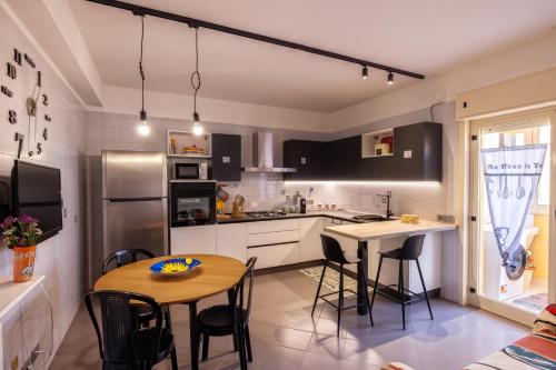 a kitchen with a table and some chairs and a table at Apartment Yoga Frank in Trapani