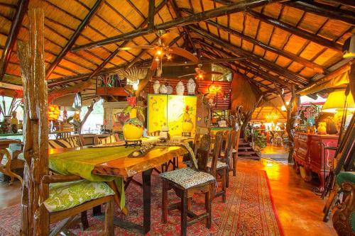 Un restaurante o sitio para comer en Wielewaal Bush Lodge