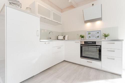 Kuchyň nebo kuchyňský kout v ubytování Seepark Süssau Seeadler 4