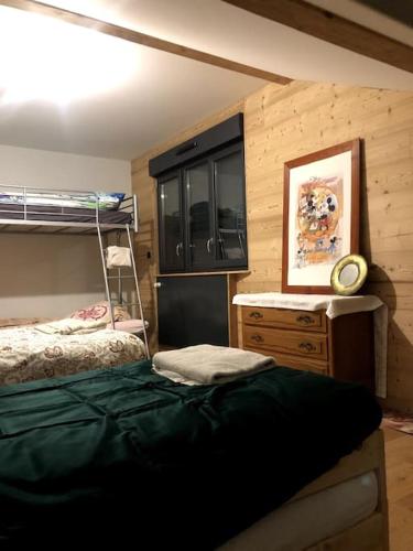 - une chambre avec des lits superposés et une commode dans l'établissement Superbe Chalet refait à neuf, idéal famille, Sportifs 2 nuits minimum, à Xonrupt-Longemer