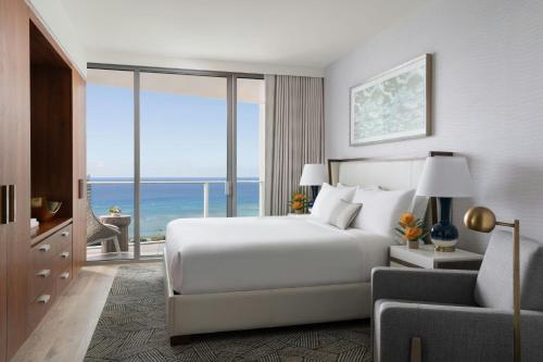 Postel nebo postele na pokoji v ubytování The Ritz-Carlton Residences, Waikiki Beach Hotel