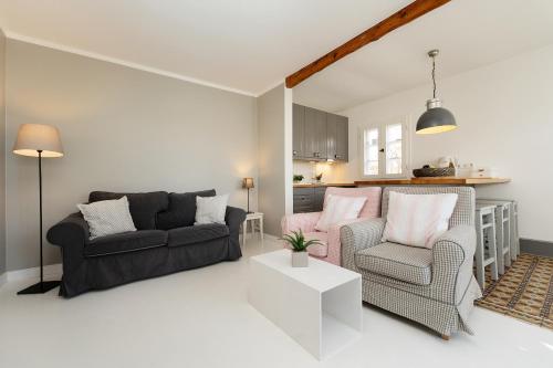 a living room with two chairs and a couch at Weißes Haus 9123II in Fehmarn