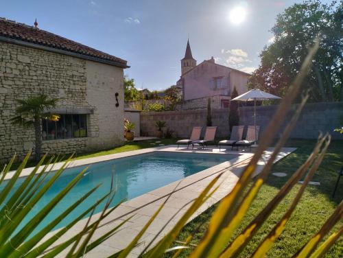 une piscine dans l'arrière-cour d'une maison dans l'établissement La Maison de Siam, à Faye-la-Vineuse