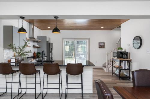 Dapur atau dapur kecil di Pickleball - 2 Homes - Sleeps 20 - 151 Brew Trail