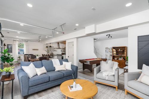 Ruang duduk di Pickleball - 2 Homes - Sleeps 20 - 151 Brew Trail