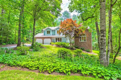 Fotografie z fotogalerie ubytování Spacious Family Home Near Hiking and Breweries! v destinaci Arden