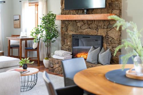 Ruang duduk di Pickleball - 2 Homes - Sleeps 20 - 151 Brew Trail