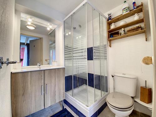 une salle de bain avec une douche, des toilettes et un lavabo dans l'établissement Coquet logement tout confort avec piscine, à Béziers