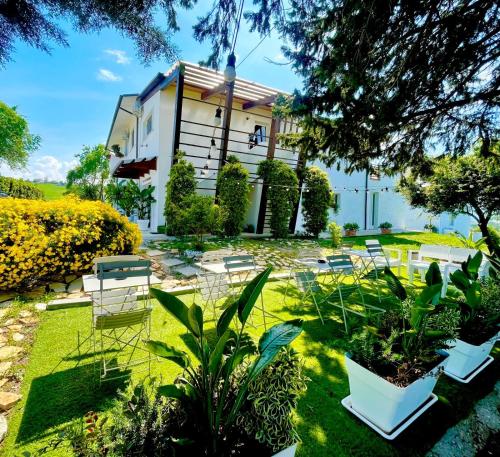 a building with chairs and plants in a yard at IL GLICINE CAMPAGNOLO in Atessa